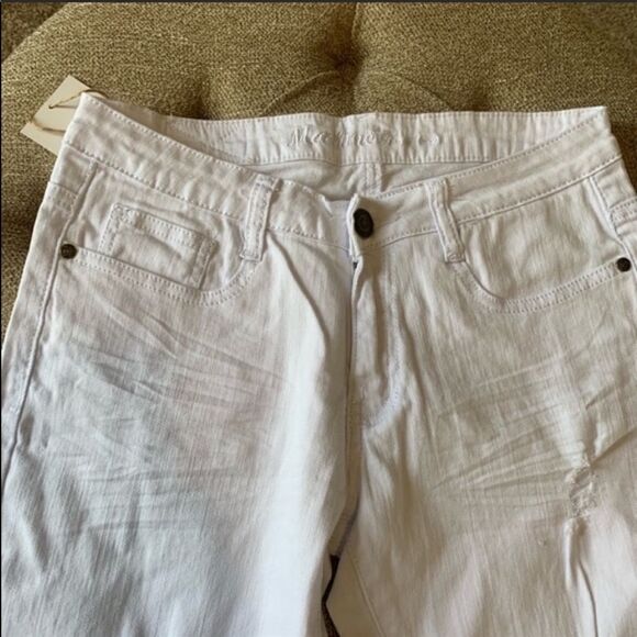 Distressed Cropped Jeans - Picture 7 of 16